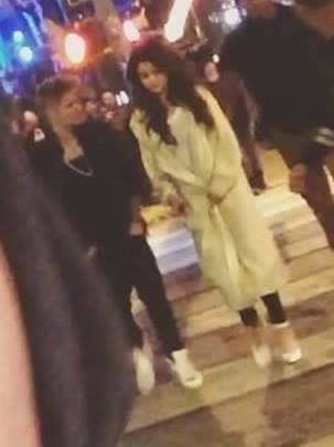
	
	Fan đã chụp lại được hình ảnh Justin và Selena công khai xuất hiện cùng nhau tại Texas.